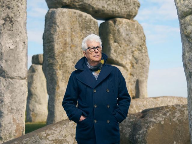 Ken Follet ved Stonehenge - foto af Gareth Iwan Jones