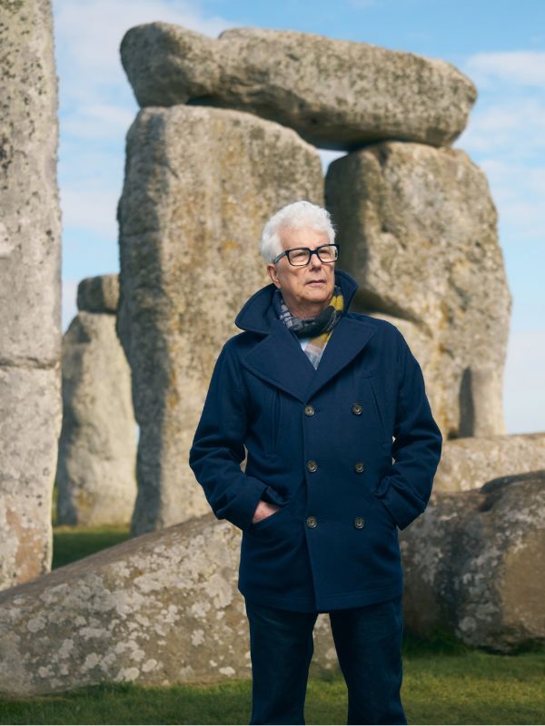 Ken Follet ved Stonehenge 